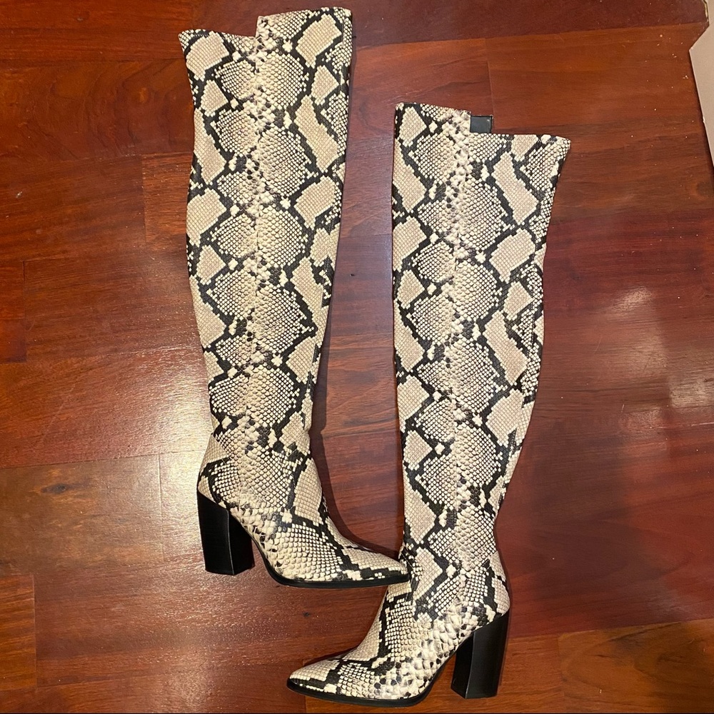 Vince Camuto boots size 8.5 reptile print above the knee